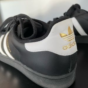 Mens Sz 11.5 Adidas Superstar shoe. Black with white stripes. Worn 2-3 times.